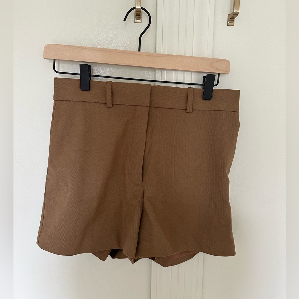 NWT Aritizia Babaton Agency 3” “mini” short  color Saville size 4